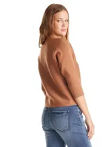 Buzo de tejido acanalado color mostaza, con escote tipo bote y mangas 3/4 estilo japonés.