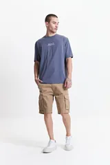 Bermuda cargo de corte clásico, confeccionada en tela resistente y cómoda, con pasa cintos, cremallera y botón.