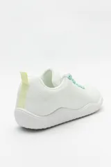 Zapatillas barefoot color celeste con interior amarillo y suela blanca.