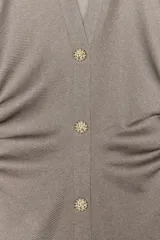 Vestido midi color gris topo, de cuello camisero y escote pico con manga corta. Tiene detalle de drapeado lateral y cierre frontal con botones metálicos.