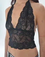 Top negro de encaje con escote halter y espalda descubierta.