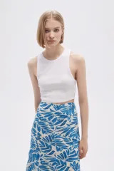 Top blanco de morley, corte crop y breteles anchos.