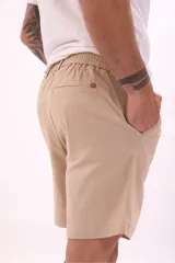 Bermuda verde militar de lino con cordón ajustable en la cintura.