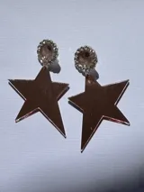 Par de aros colgantes con forma de estrella color cobre, con base circular con strass.