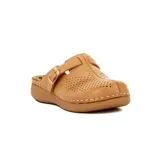 Zuecos color tostado con hebilla lateral ajustable y plantilla acolchada.