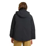 Campera negra con capucha, cierre frontal con cremallera y broches, bolsillos frontales con solapa y puños elásticos.