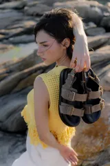 Sandalias de cuero color beige con plataforma forrada en cuero.