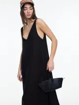 Vestido largo negro de lino, con escote en V, breteles anchos y tajo frontal.