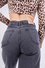 Pantalón de jean gris oscuro, corte recto y tiro alto.