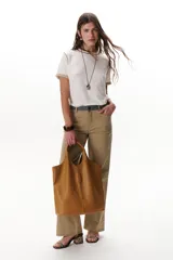 Remera blanca de manga corta con cuello redondo y detalle de costuras en contraste en cuello y mangas.