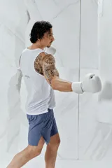 Short deportivo celeste a media pierna, confeccionado en tejido funcional DryMove™ que absorbe el sudor. Cuenta con cintura elástica con cordón ajustable, bolsillos laterales con cierre, orificios de ventilación cortados a láser y abertura lateral en el bajo.