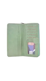 Billetera larga color camel con presilla y broche a presión. Interior con visor, tarjeteros y bolsillos. Compartimento posterior con cierre metálico, incluye bolsillos y monedero con cierre.