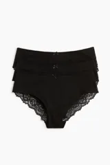 Pack de tres bombachas hipster negras de algodón suave con cintura estándar, refuerzo interior, cobertura media y ribetes de encaje.