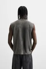 Musculosa gris con efecto lavado, cuello redondo y sisa ancha.