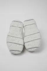 Championes Camper modelo Roku, color blanco hueso, con cordones y suela gruesa segmentada.