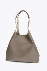 Bolso shopper de hombro color marrón oscuro, con doble tira ancha, bolsillo interior con cierre mediante cremallera metálica y cierre imantado.