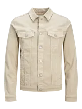 Chaqueta de denim color beige, de manga larga con puños abotonados, cierre frontal con botones y bolsillos en el pecho.