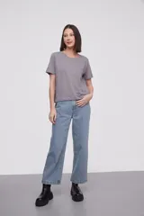Remera holgada de algodón gris con bolsillo en el pecho y mangas cortas.