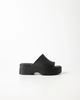 Zuecos de goma color marrón, con taco de 4,5 cm y diseño minimalista.