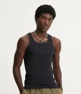 Musculosa negra de algodón acanalado, sin estampa y cuello redondo.