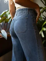 Jean wide leg de tiro alto, color azul, con pretina con pasadores, botón y cierre. Presenta bolsillos delanteros y traseros.