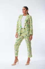 Pantalón de vestir con estampado abstracto en tonos verde, rosa y celeste.