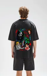 Remera negra de corte oversize con estampado de personajes de la película Scream.