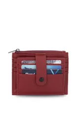 Tarjetero negro de símil cuero con presilla frontal y capacidad para 11 tarjetas. Incluye un visor transparente y un bolsillo con cierre para monedas o billetes.