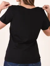 Remera negra de corte clásico con cuello en V y mangas cortas.