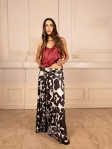 Falda larga acampanada con estampado abstracto en blanco y negro, y lazo en la cintura.