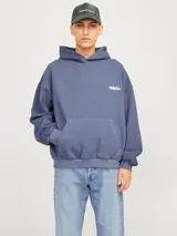 Hoodie azul con capucha y manga larga, de calce oversize y recortado.