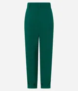 Pantalón zanahoria de tejido plano color verde esmeralda, con trabillas en la cintura, cierre tradicional, pliegues en la frente y pinzas en la parte trasera.