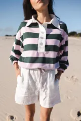 Remera tipo polo a rayas horizontales rosas y verdes, con cuello blanco de lino y botones de nácar.