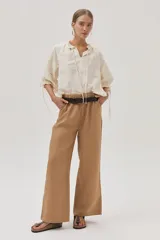 Pantalón culotte color camel confeccionado en lino.
