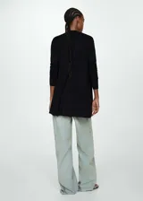 Cardigan negro de tejido de punto fino con cuello pico y manga larga.