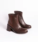 Bota corta de cuero marrón con detalle de cuero con textura de cocodrilo en el lateral y en el taco. Tiene cierre del lado interno y taco de madera forrada en cuero de 7cm.