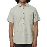 Camisa beige de manga corta con estampado floral en color ladrillo, cuello clásico y bolsillo en el pecho. Cierre frontal con botones marrones.