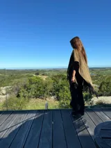 Ruana de lana merino tejida en telares manuales, talle único. Disponible en varios colores.