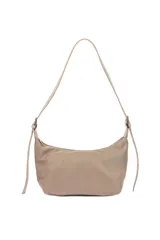 Bandolera negra de poliuretano con correa ajustable y cierre superior. Presenta detalles de ojales metálicos en los laterales de la correa.