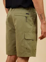 Bermuda cargo gris con bolsillos laterales y traseros con solapa.