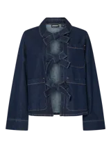 Camisa de denim azul con cuello clásico, cierre frontal con lazos y bolsillos de parche.