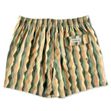 Short de baño para hombre con elástico en la cintura, tres bolsillos (dos laterales y uno trasero), tela con 10% spandex y secado rápido con doble costura de seguridad, interior con mesh hipoalergénico y accesorios waterproof. Diseño con rayas onduladas en tonos beige, verde, naranja y negro.