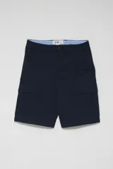 Bermuda cargo azul marino de corte recto, con bolsillos laterales tipo cargo con solapa y bolsillos delanteros y traseros.