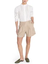 Short estilo bermuda de tiro alto color verde, confeccionado en lino orgánico, con pinzas y amplios bolsillos laterales.