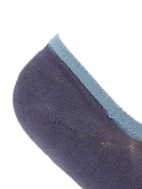 Calcetines invisibles de color azul oscuro con borde celeste.