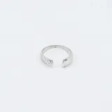 Anillo abierto (ajustable) de plata 925 con acabado martillado en las puntas.