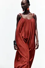 Vestido midi color ladrillo, de corte amplio, con escote redondo y tirantes finos con detalle de bolitas.
