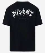 Remera negra de corte relajado, confeccionada en algodón más sostenible, con cuello redondo, manga corta y estampa frontal con un diseño abstracto y la frase "Regret Nothing".