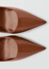 Zapato de tacón alto marrón charol, con punta fina y tacón de aguja.