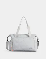Bolso deportivo acolchado color celeste con bolsillo frontal con cierre, correa regulable y desmontable, y manija superior.